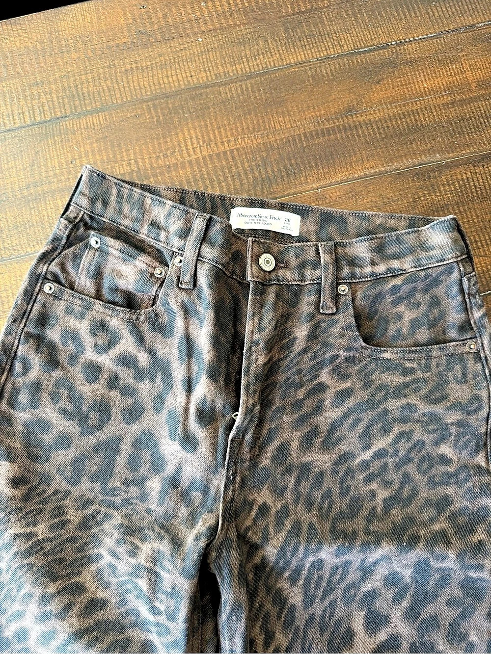 Abercrombie & Fitch High Rise 90s Relaxed Leopard Print Jean 26L